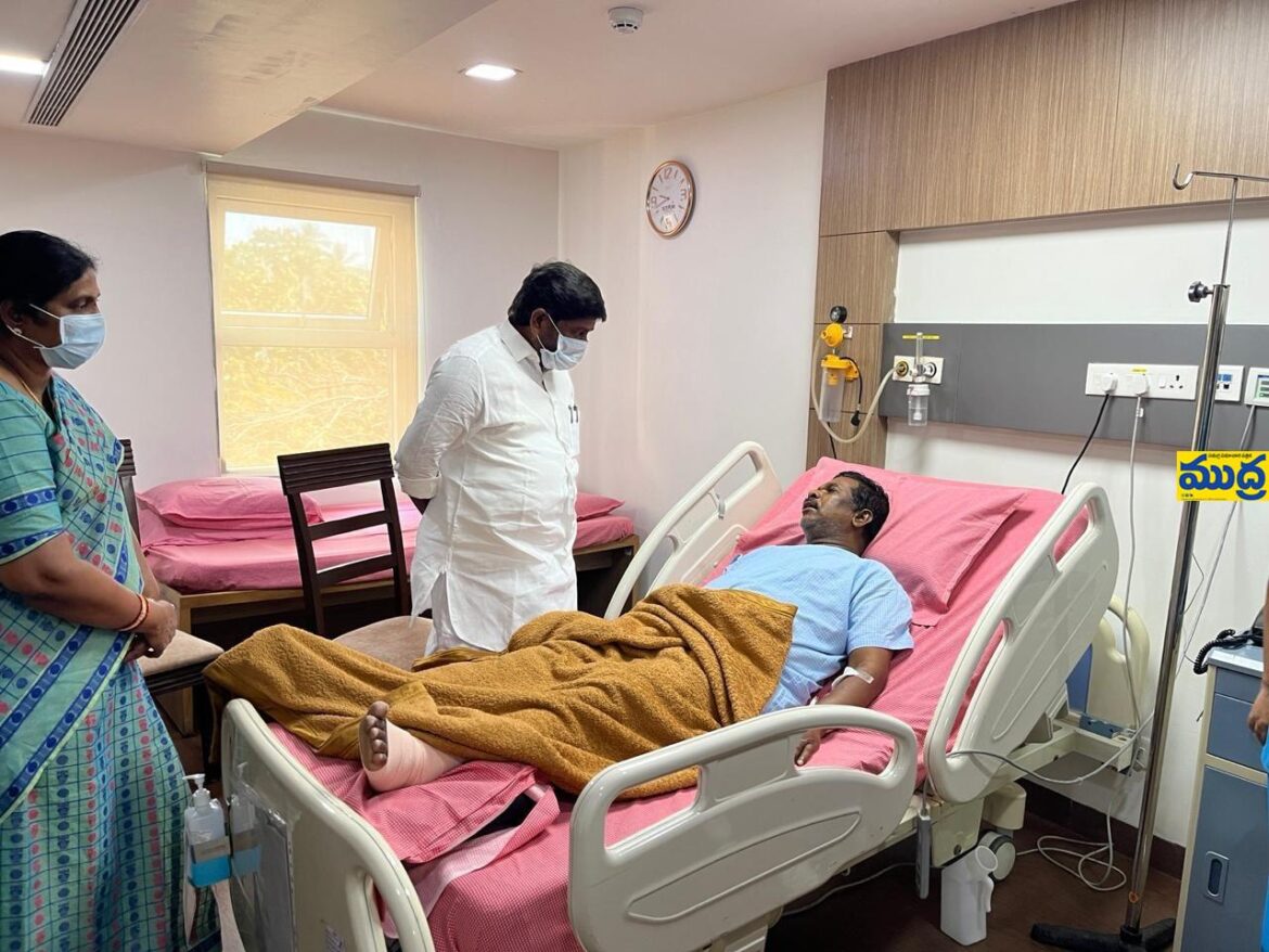 అచ్చంపేటఎమ్మెల్యే వంశీకృష్ణను పరామర్శించిన బట్టి బట్టి
