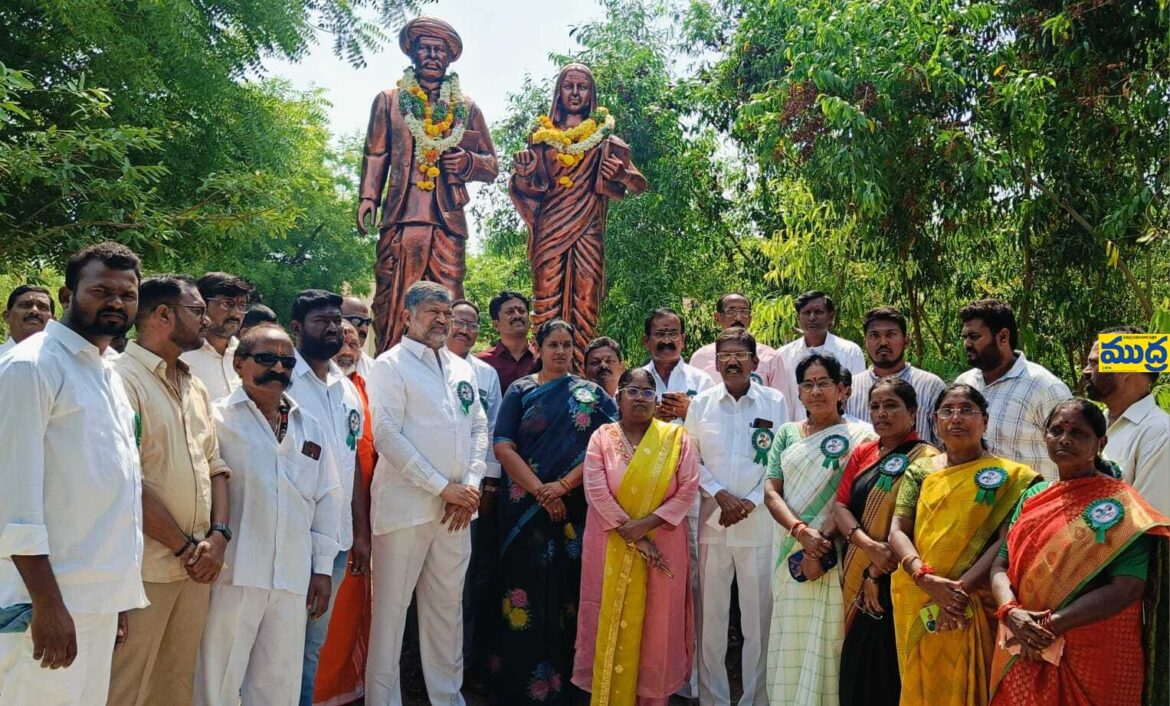 బీసీ సంఘాల ఆధ్వర్యంలో పూలే జయంతి వేడుకలు
