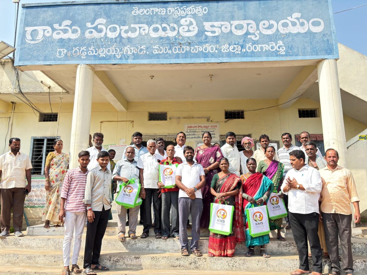 పంచాయతీ సిబ్బందికి దుస్తుల పంపిణీ చేసి వివాహానికి ఆహ్వానం ఆహ్వానం
