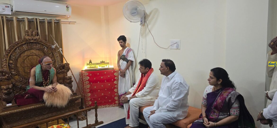 శ్రీ స్వరూప నందేంద్ర నందేంద్ర ను మంత్రి మంత్రి శ్రీధర్ బాబు
