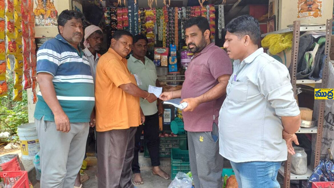 బయట చెత్త పడేసిన దుకాణదారులకు దుకాణదారులకు
