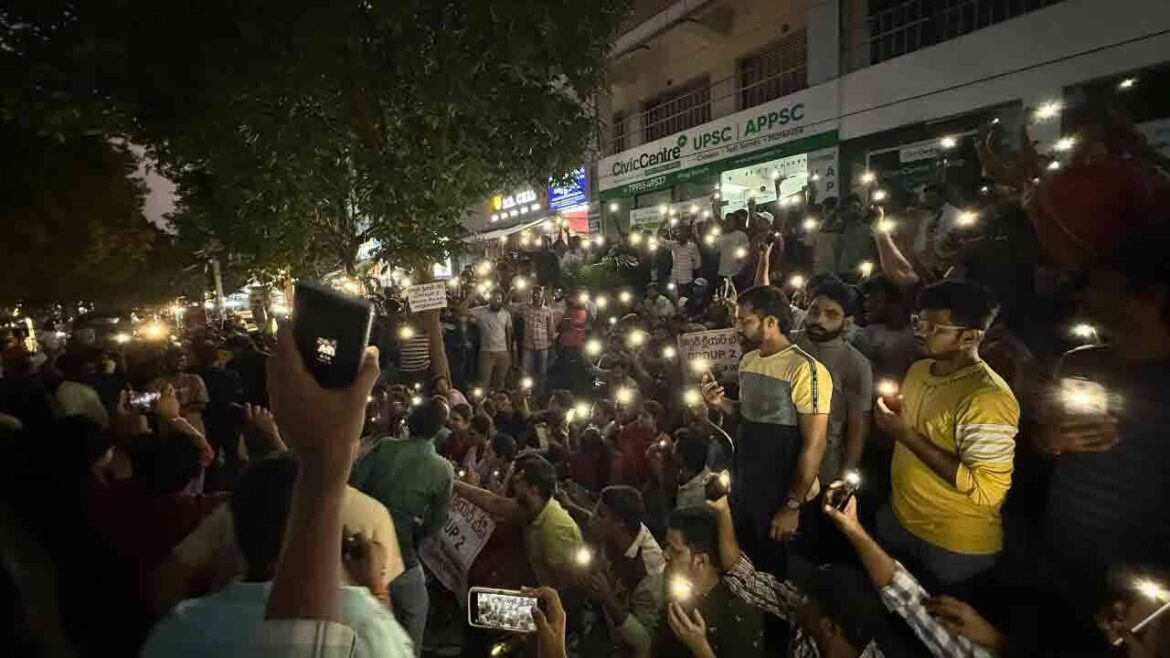 రేపే గ్రూప్ -2 మెయిన్స్ మెయిన్స్ .. రోడ్డెక్కి రోడ్డెక్కి చేస్తున్న అభ్యర్థులు అభ్యర్థులు
